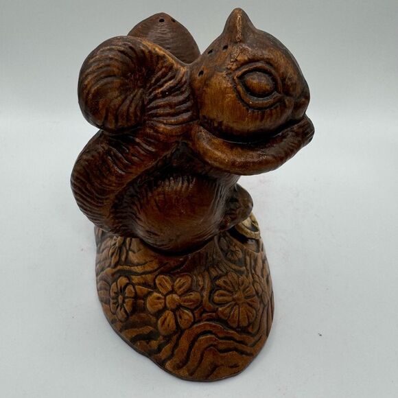Vintage Ceramic Jackson Hole Squirrel and Acorn Salt and Pepper Shaker Set - Picture 4 of 6